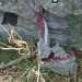 Sono tutte fatte di cemento grezzo, arricchito per con installazioni di vere scarpe...